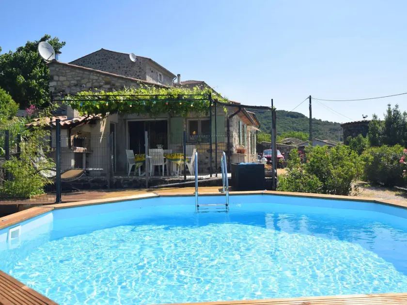 Peaceful holiday home with pool - Image 1