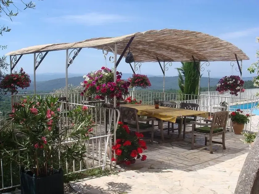 Geräumige Villa mit Pool und atemberaubenden Aussichten - Image 1