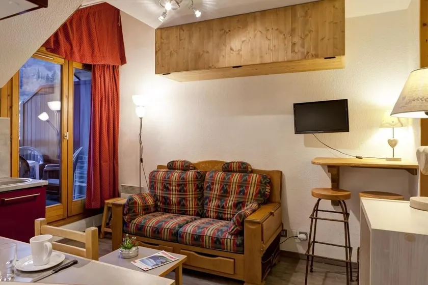 Overfladeareal: ca. 29 m² 5. sal. Orientering: Syd. Stue med sofa, tv - Image 1