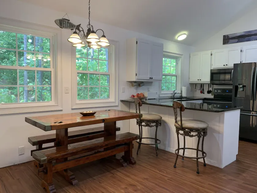 The “Wood”shop, 2 bedroom loft apartment on a quiet cove.  - Image 1