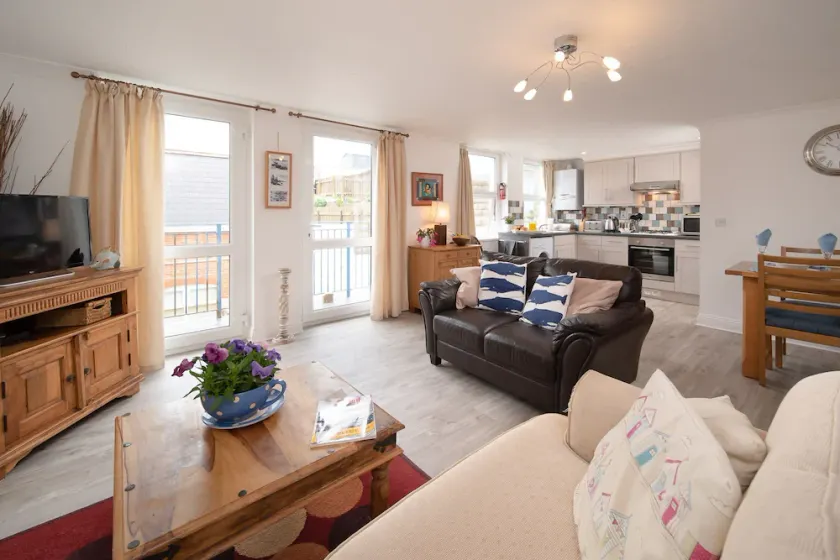Spacious 2 bedroom apartment within walking distance of Woolacombe beach, complete with own parking - Image 1