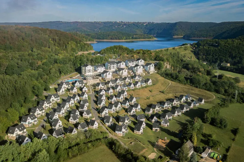 Havre pittoresque au bord du lac Eifel - Image 1