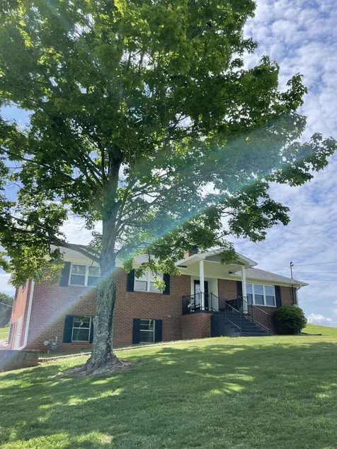 Charming Jefferson City Retreat  - Image 1
