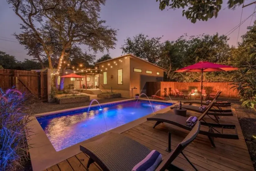 SOCO VILLA: POOL, 11 Queen Beds, 5 Bedroom, 3 Bath - Image 1