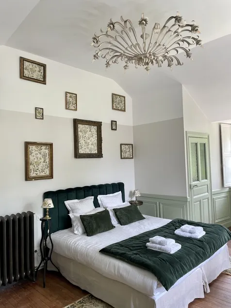 Charming superior room at Château Le Fresne - Image 1