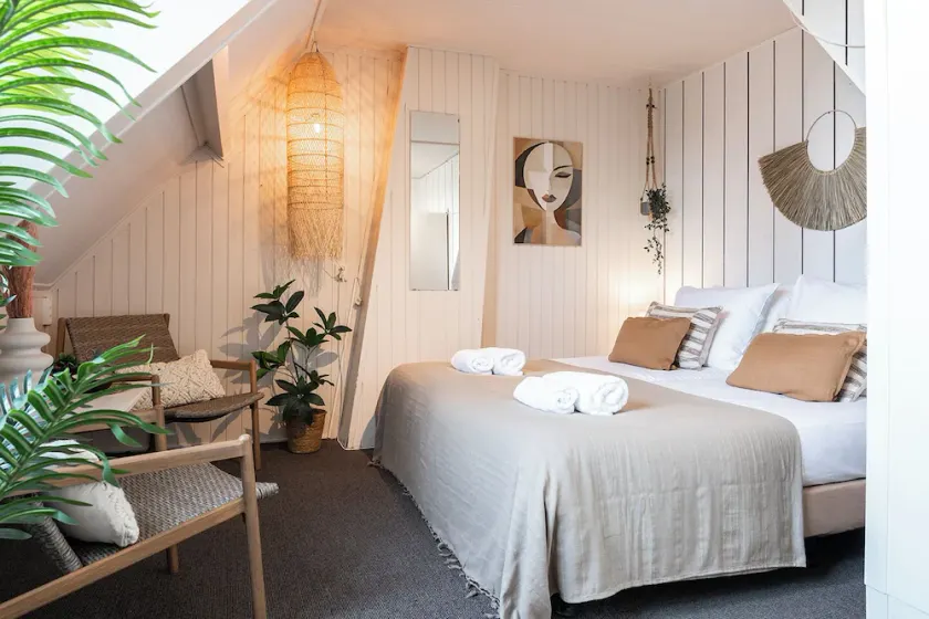 Quarto pequeno mas funcional no centro de Zoutelande, a poucos passos da praia. Ideal para viajantes com orçamento limitado e estadias curtas que desejam passar a maior parte do tempo ao ar livre. - Image 1