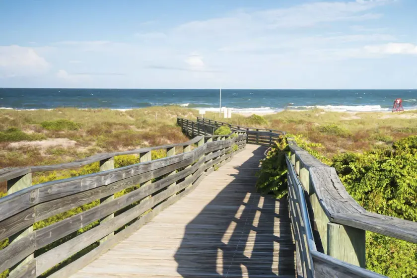Home near the beach & golf with inviting patio, fireplace, AC, & washer/dryer - Image 1