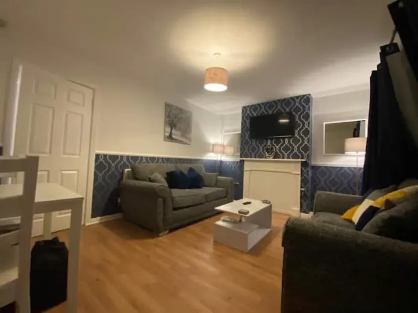 Clean cosy 3 Bedroom house, Free parking & WIFI - Image 1