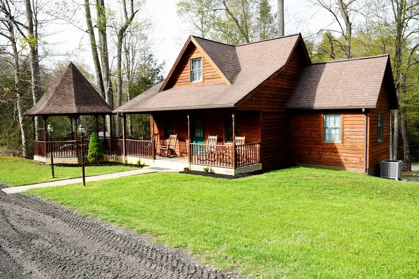 Close to the lake, hot tub, and game room - Image 1