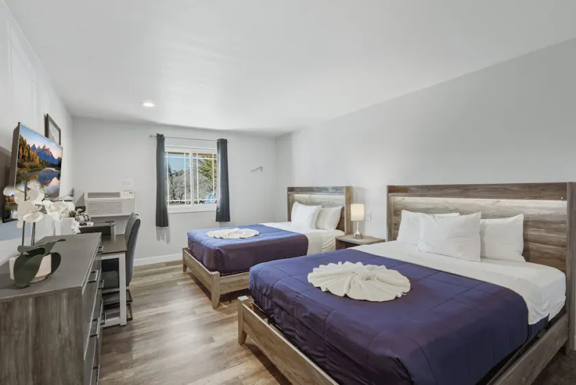 Downtown Riverside 2 Queens | Hot Tub | Breakfast Included - Image 1