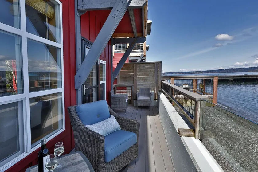 Waterfront one bedroom condo - private deck offering spectacular views - Image 1