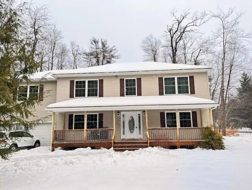 Modern 5 Bedroom Pocono house - Jacuzzi - Gameroom - Near Lake - Golf Couse - Image 1
