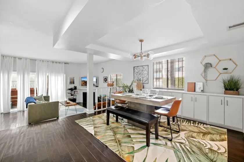 Designer Pad ★ Heart of Hollywood ★ 2 Parking privé pour voiture - Image 1