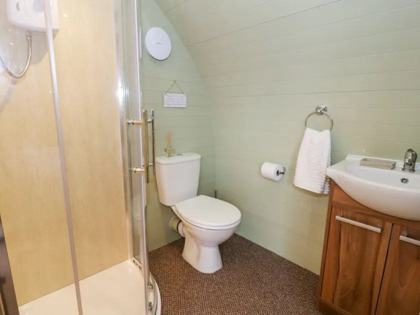GELERT POD, pet friendly, country holiday cottage in St Asaph - Image 1