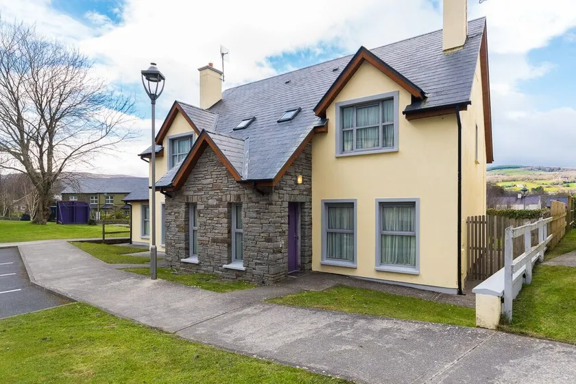 3 bedroom pet friendly home with access to pool - Image 1