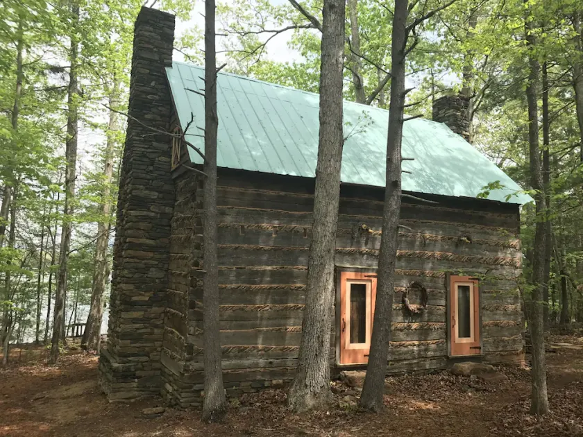 Notre 3ème Grande Année / Unique historique cabane en rondins avec plage privée, 300 pieds avant - Image 1