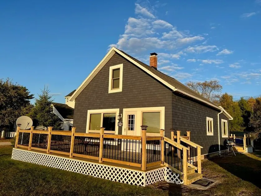 Udsigt over bugten er opholdet værd.  Beaver Island Harbor View Cottage - Image 1
