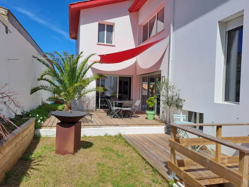 Maison moderne, près des plages et de la forêt. - Image 1