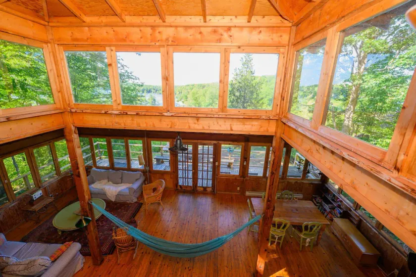 Composé au bord du lac, bain à remous, cabane dans les arbres, court bb, dans Fine Homebuilding Magazine - Image 1