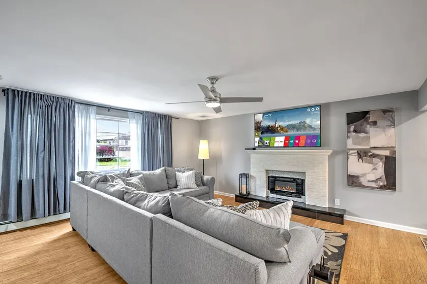 Spacious 4 BR house - One block from private beach w/ beach passes - Image 1
