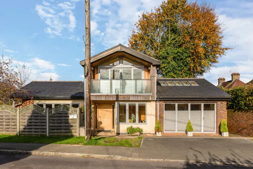 Beautiful contemporary accommodation - Sleeps 2 adults - Image 1