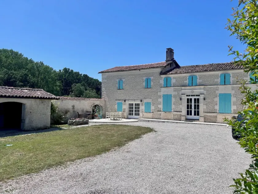 Villa traditionnelle charentaise près de Cognac, avec piscine privée chauffée et jardin - Image 1