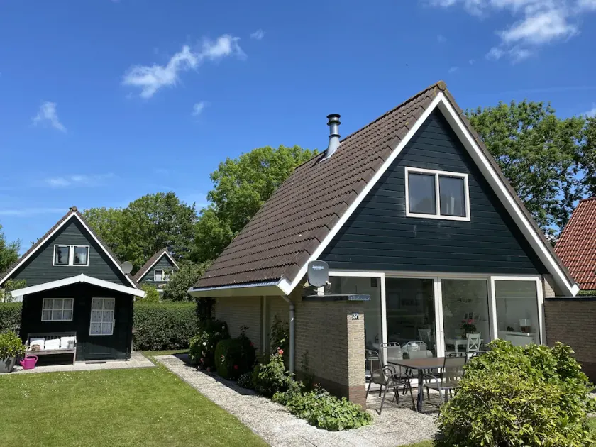 Wonderful holiday home with fireplace, garden, WiFi & new kitchen - Image 1