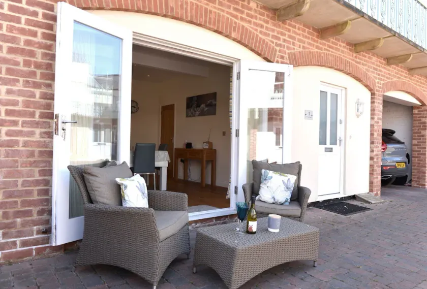 Tranquil cottage with outside terrace and undercover parking - Image 1