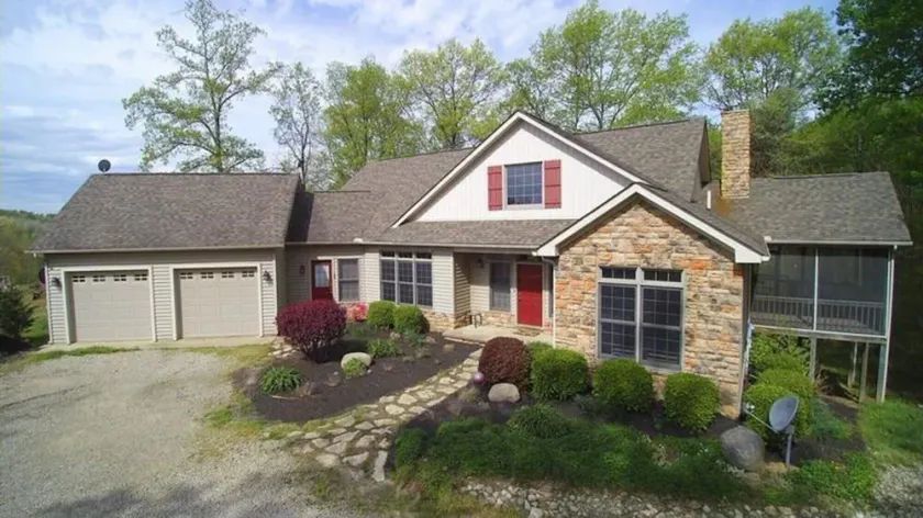 Spacious Family Friendly Lodge/Home located in the beautiful Hocking Hills. - Image 1