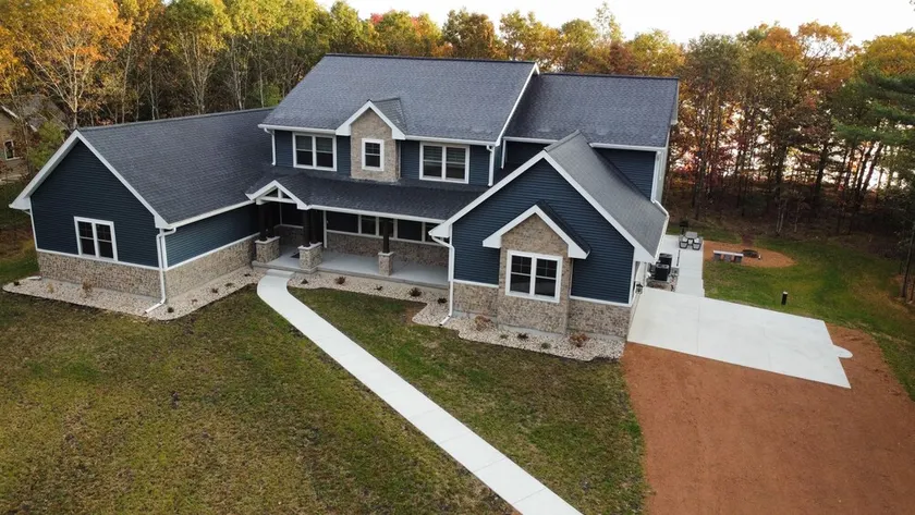 Large 8 bedroom multi-family retreat on Castle Rock Lake near WI Dells - Image 1