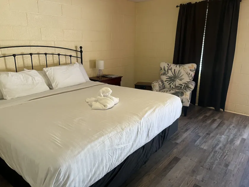 JI1 - King Guest Room located at the Joplin Inn - Image 1