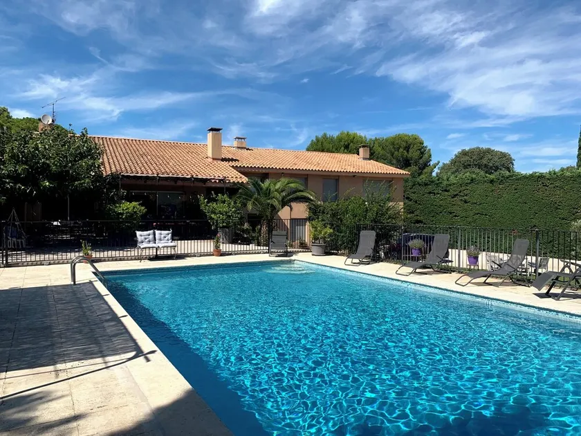 Alpilles and Luberon – Large family home for 10 people with a pool, tennis court, and hot tub - Image 1