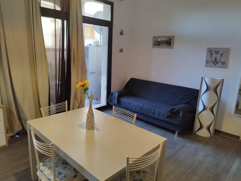 Elegant apartment with independent entrance and parking always available - Image 1