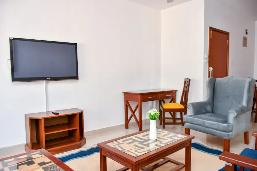 Luxurious 2 bedroom house in Westlands with heated pool, gym, restaurant - Image 1