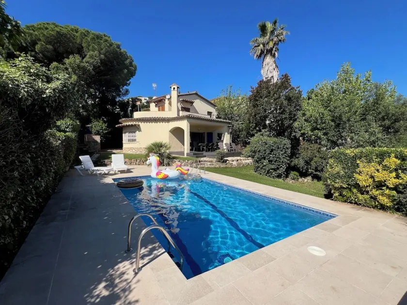 Stupenda villa familiare con piscina privata, vista mare e distanza a piedi dalla spiaggia - Image 1