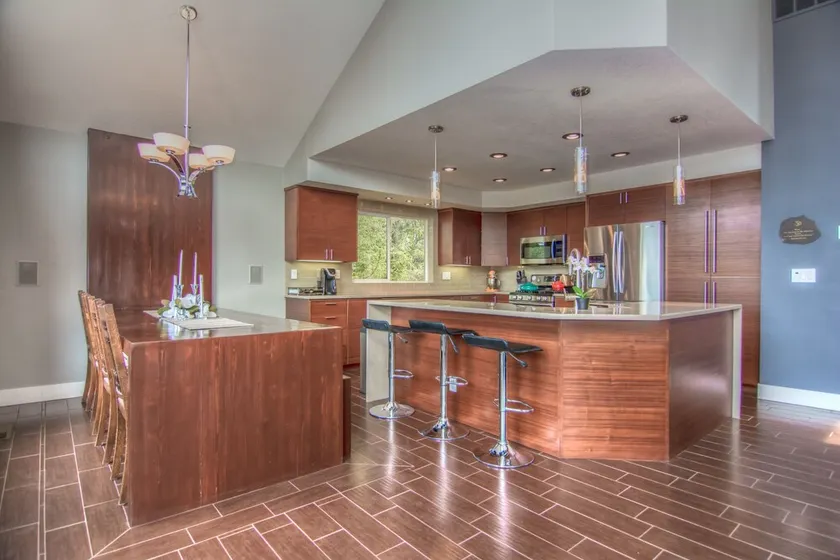 Bend Mountain Modern - 2000 SF w/spa, top deck, firepit, AC - Image 1