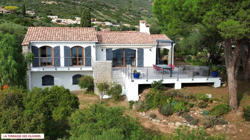 Casa de personagem com vista para o mar - Image 1