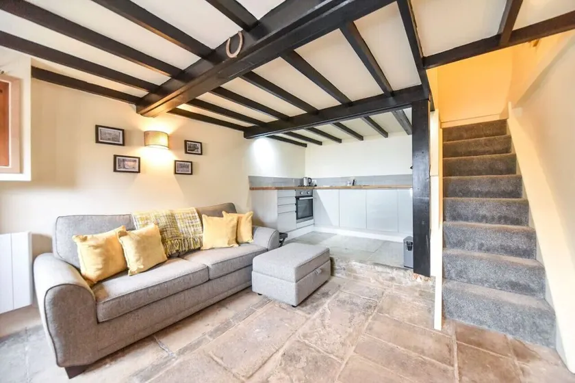 Chatterbox Cottage, romantic hideaway in the Picturesque Derbyshire Dales - Image 1