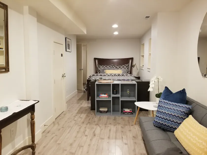 1Bd/1Bth w/kitchenette, 1 mile to Space Needle, 75 walk score, free parking - Image 1