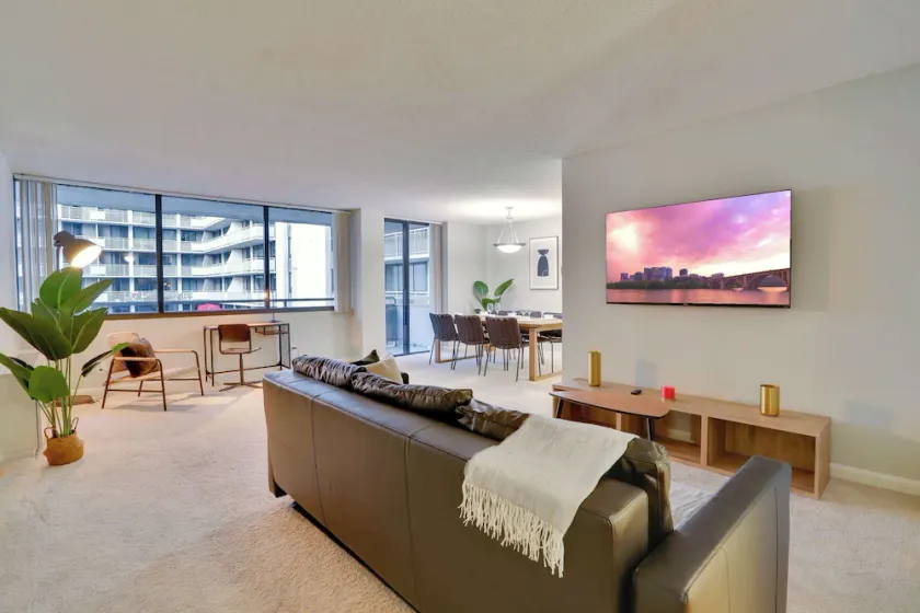 Located Crystal City Apt with Dazzling Amenities - Image 1