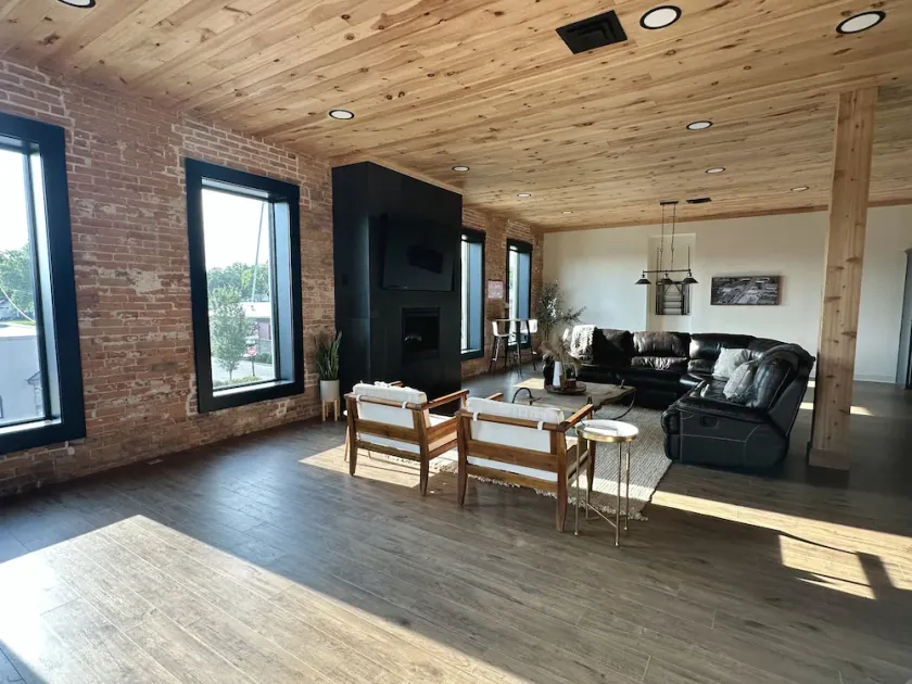 4-bedroom Spacious Loft just 17 minutes from Overland Park - Image 1