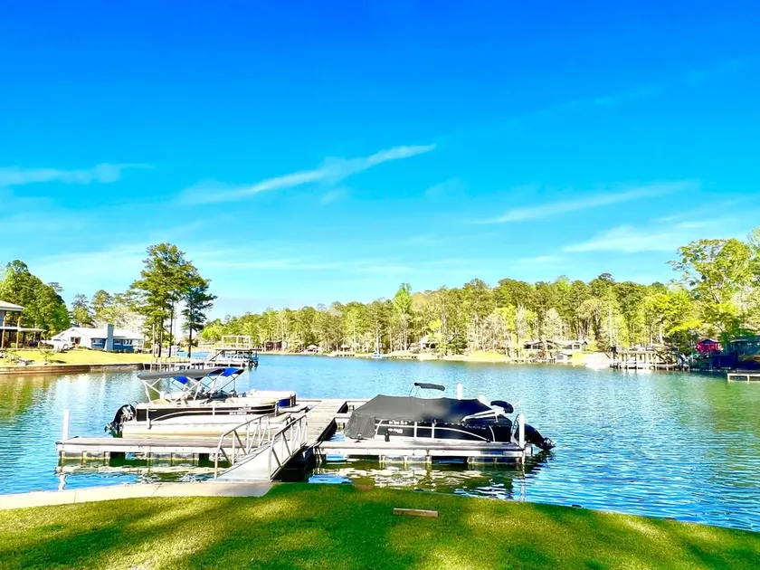 END OF THE LINE - Lake Martin views- Sleeps 12 - Image 1
