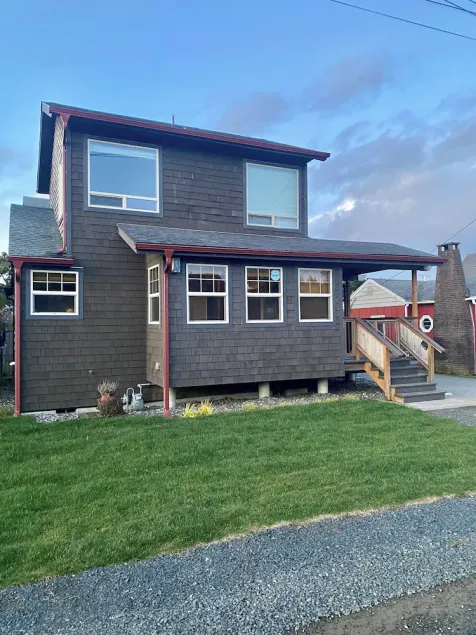 Beautiful Family Home, Less than one Block to the Beach - Image 1