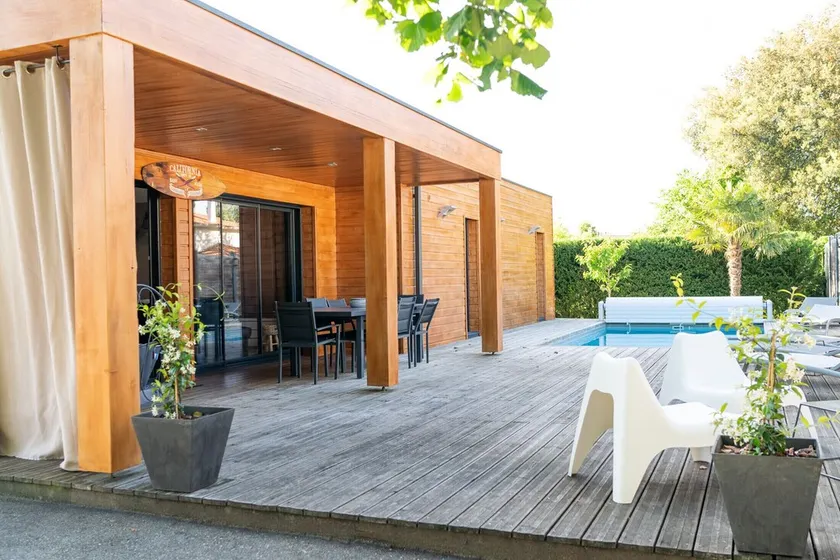 Moderne Holzvilla mit beheiztem Pool - Image 1