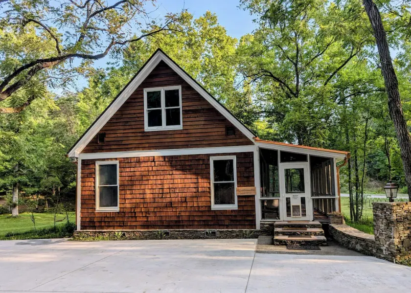 Lovely Cottage w/screened porch overlooking a creek & minutes from the Dragon! - Image 1