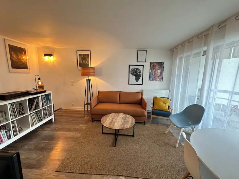 Cosy Duplex avec Parking à Paris 19 by immo kit bnb - Image 1
