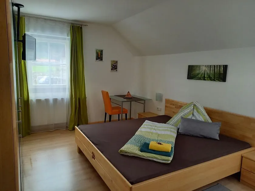Dreibettzimmer, Dusche, WC, Bergseite - Gasthof zum Postwirt - Image 1