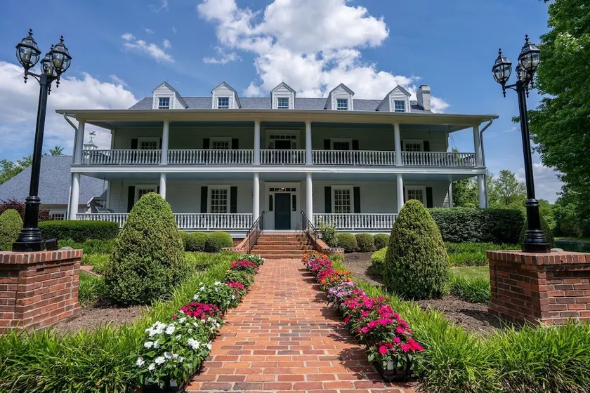 The Old South Comes To Carbondale with this Southern Mansion - Image 1