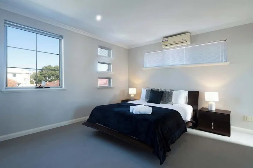 30 Rich on Richmond, modern, bright, spacious, parking sleeps 6 - Image 1