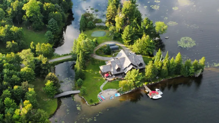 Spectacular Log and Timber Frame Retreat - Image 1